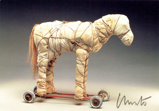 包まれたおもちゃの木馬 (1963)Wrapped Toy Horse (1963)|クリストChristo
